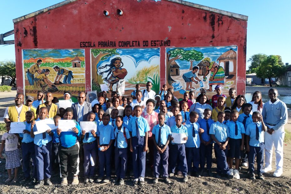 Alunos e professores da futura maior escola do país entregam à Tzu Chi donativos para vítimas das inundações