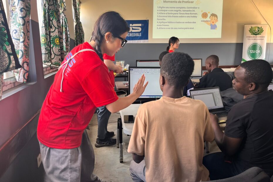 Tzu Chi Moçambique promove formação em tecnologias digitais para estudantes e professores em Sofala