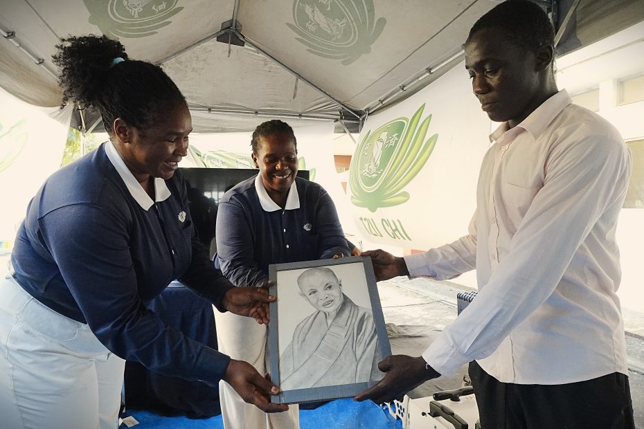 Jovem retratista moçambicano “eterniza” a fundadora da Tzu Chi com lápis e papel